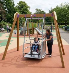 Mise en situation portique à balançoire pour fauteuil roulant