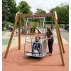 Mise en situation portique à balançoire pour fauteuil roulant
