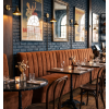 banquette dans un restaurant couleur cognac