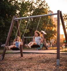 Mise en situation Portique balançoire double pour parc en plastique recyclé