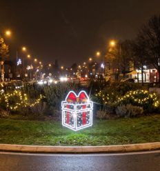 mise en situation décoration lumineuse Noël extérieur cadeau