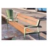 Banc public extérieur design en bois tropical vert en situation