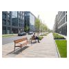 Banc public extérieur design en bois tropical marron en situation