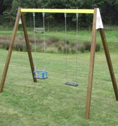 Mise en situation portique en bois double balançoire pour collectivité