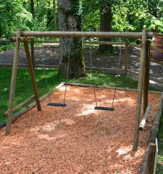 Mise en situation Balançoire parc public en bois