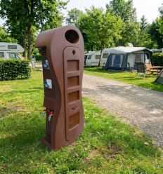 Borne de camping en polyéthylène brune 4 prises et 4 robinets