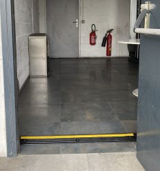 Passage de câble noir et jaune