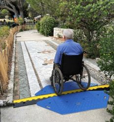 Passage de câble avec rampe pour fauteuil roulant
