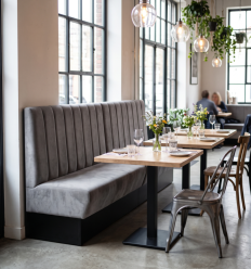 Banquette en velours gris pour restaurant