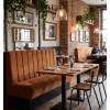 Banquette en velours couleur cognac pour restaurant