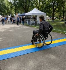 Personne à mobilité réduite traversant le passage de câble