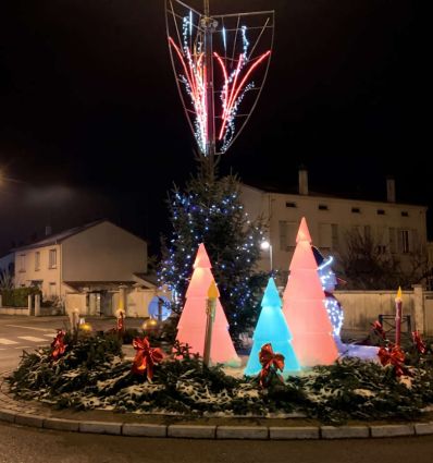 Sapin de Noël décoration lumineuse rond point Sapin de Noël décoration lumineuse rond point