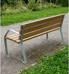 Mise en situation vue de dos du Banc Public Extérieur NeoBarcino en Bois et Fonte