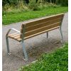 Mise en situation vue de dos du Banc Public Extérieur NeoBarcino en Bois et Fonte