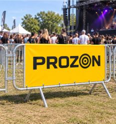 Housse sur barrière pour festival