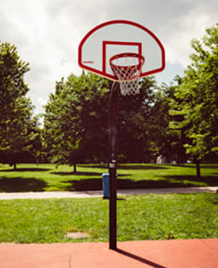 Panier de basket dans un parc public